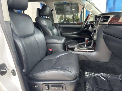 Used 2015 Lexus LX 570 4WD w/ Luxury Package image 29