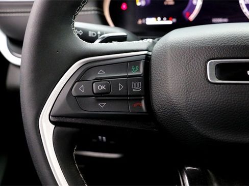 Used 2023 Jeep Grand Cherokee Altitude image 14