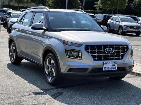 Used 2023 Hyundai Venue SEL FWD image 1