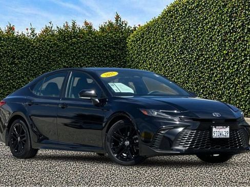 Used 2025 Toyota Camry SE FWD image 2