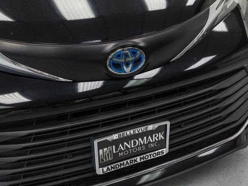 Used 2022 Toyota Sienna XLE image 11