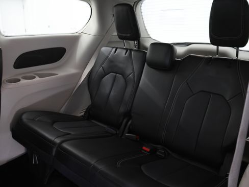Used 2024 Chrysler Pacifica Touring-L FWD image 36