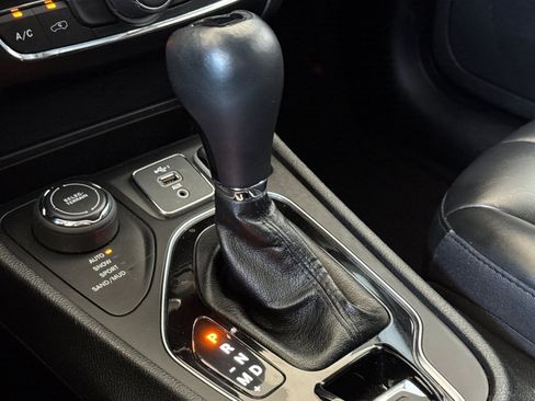 Used 2020 Jeep Cherokee Latitude Plus AWD/4WD image 16