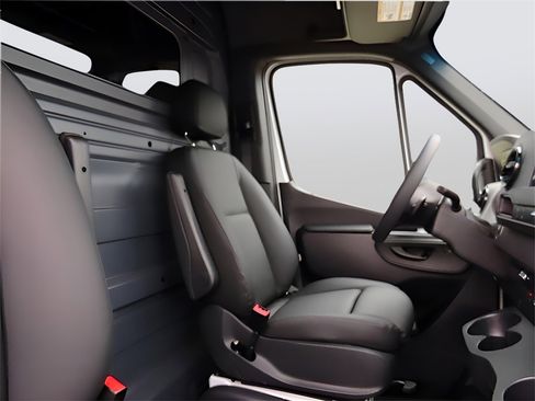 Used 2024 Mercedes-Benz Sprinter 3500 image 11