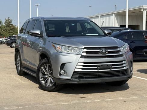 Used 2019 Toyota Highlander XLE AWD/4WD image 2
