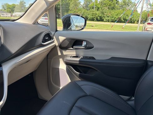 Used 2024 Chrysler Pacifica Touring-L FWD image 14