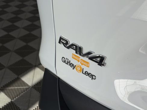 Used 2025 Toyota RAV4 XLE AWD/4WD image 14