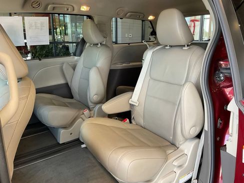 Used 2015 Toyota Sienna XLE FWD image 21