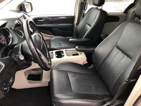 Used 2016 Chrysler Town & Country Touring-L image 18