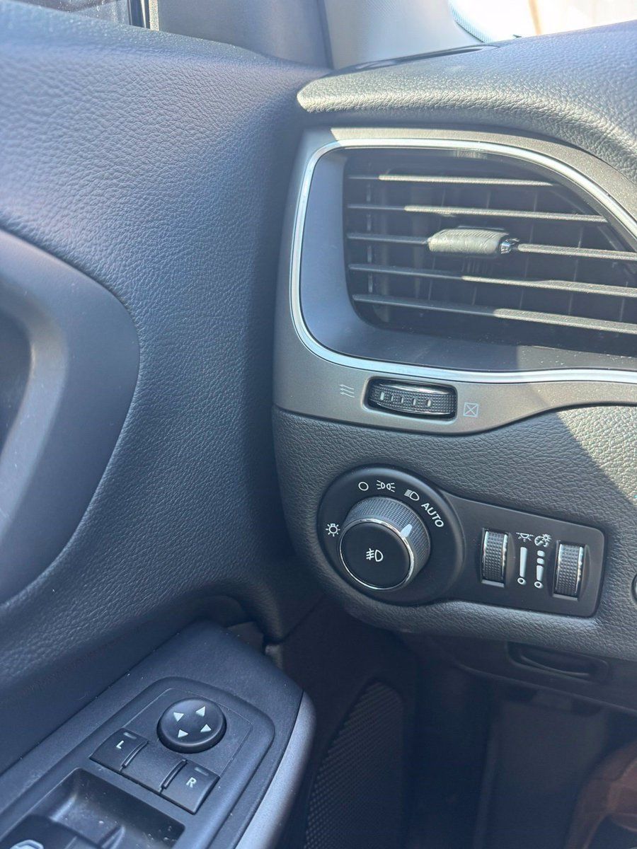Used 2019 Jeep Cherokee Latitude Plus w/ Comfort/Convenience Group FWD image 16