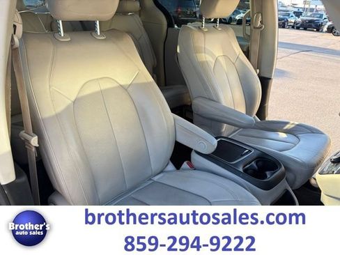 Used 2021 Chrysler Pacifica Touring-L FWD image 31