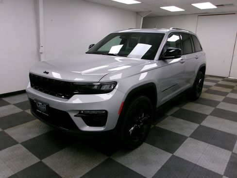 Used 2025 Jeep Grand Cherokee Limited w/ Black Appearance Package AWD/4WD image 1
