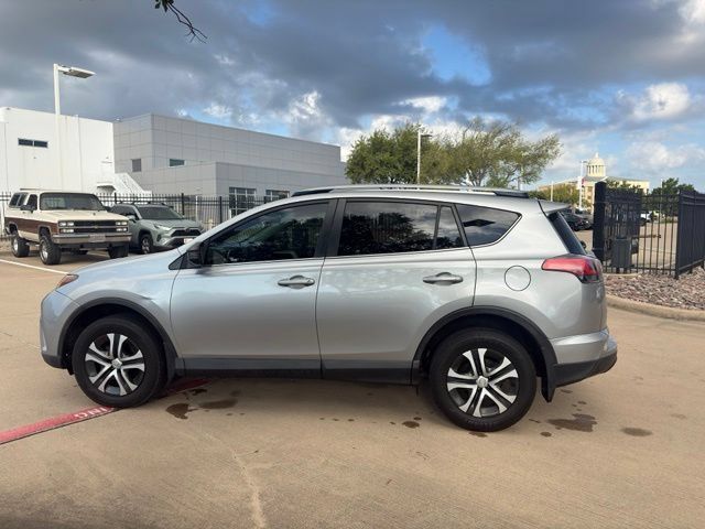 Used 2018 Toyota RAV4 LE FWD image 8