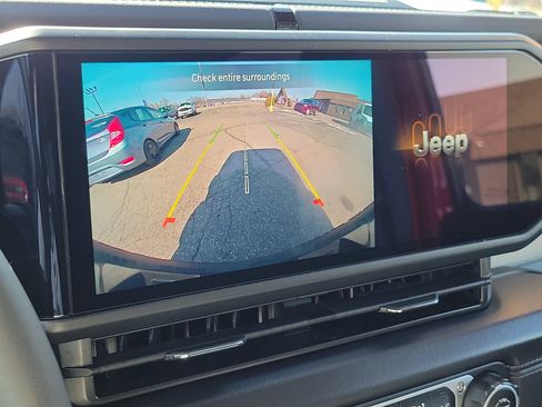 Used 2025 Jeep Wrangler Unlimited Sahara image 17