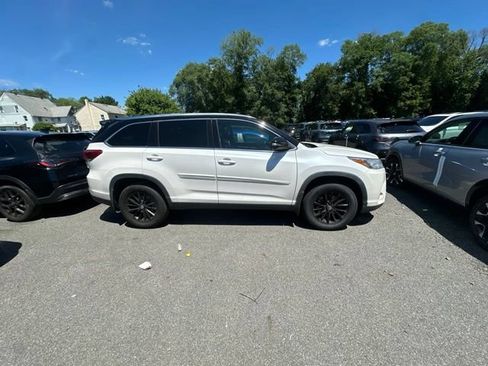 Used 2019 Toyota Highlander XLE AWD/4WD image 3