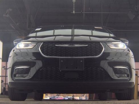 Used 2025 Chrysler Pacifica Select FWD image 3