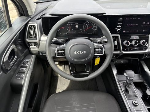 Used 2023 Kia Sorento LX FWD image 18