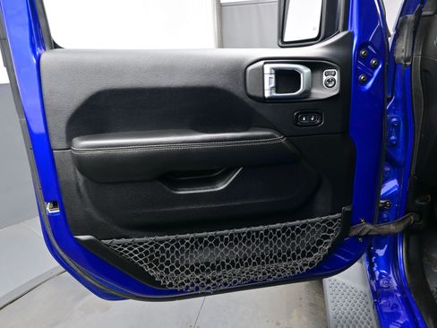 Used 2018 Jeep Wrangler Unlimited Sahara w/ Dual Top Group image 9