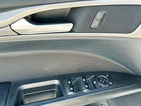 Used 2020 Ford Fusion SE image 18