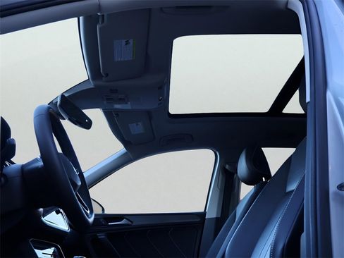 Used 2022 Volkswagen Tiguan SE w/ Panoramic Sunroof Package image 39