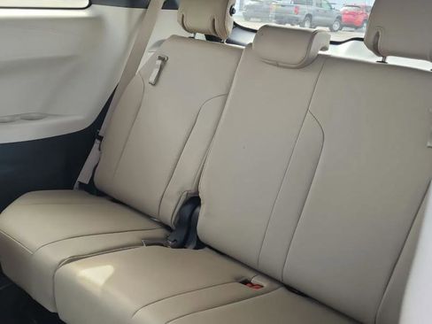 Used 2022 Toyota Sienna XLE image 6