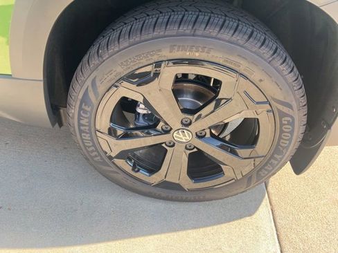 New 2025 Volkswagen Taos SEL image 15