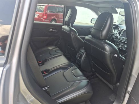 Used 2019 Jeep Cherokee Trailhawk AWD/4WD image 6