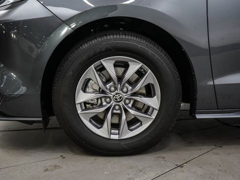 Used 2025 Toyota Sienna XLE AWD/4WD image 32