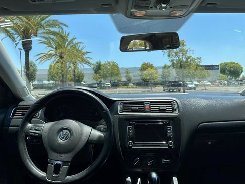 Used 2011 Volkswagen Jetta SE FWD image 9