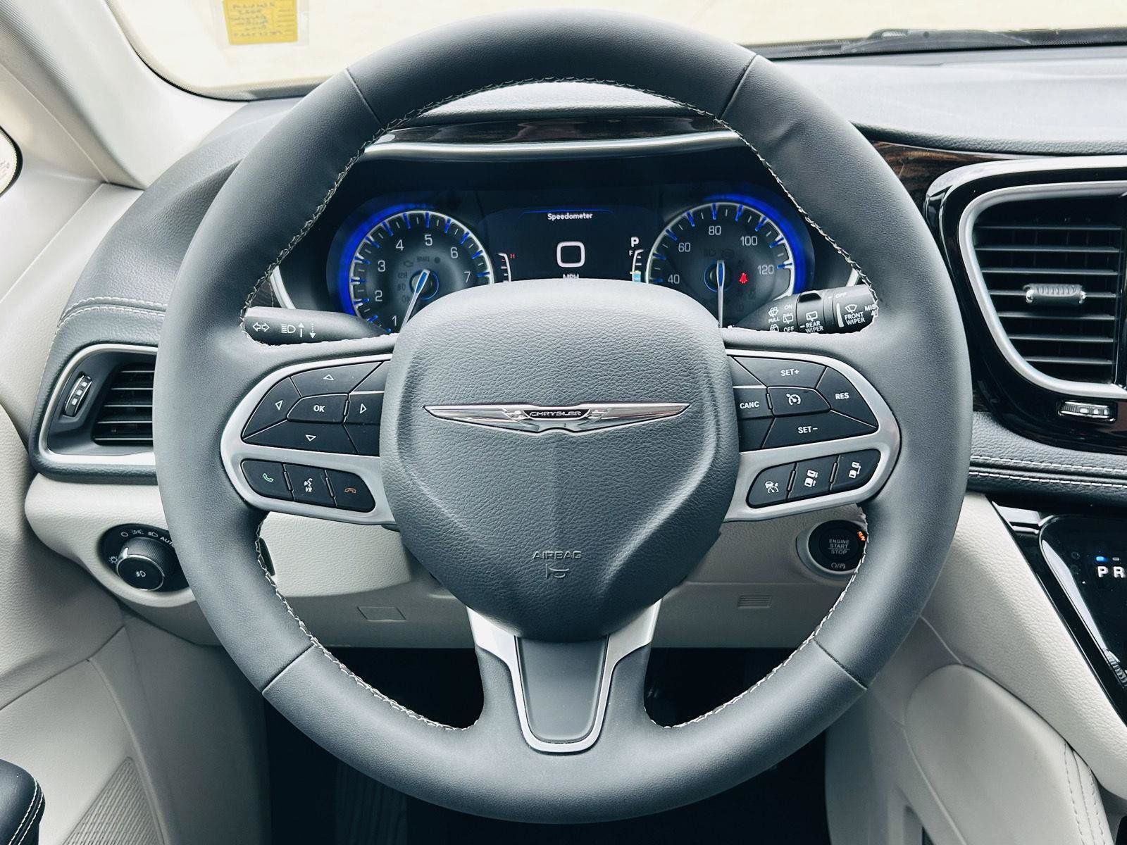 Used 2023 Chrysler Pacifica Limited FWD image 20