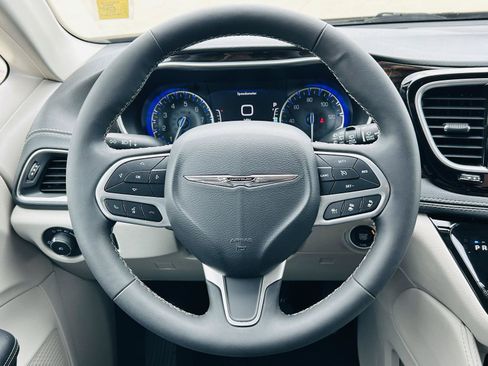 Used 2023 Chrysler Pacifica Limited FWD image 20