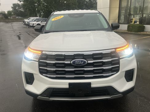 Used 2025 Ford Explorer Active w/ Active Comfort Package AWD/4WD image 2