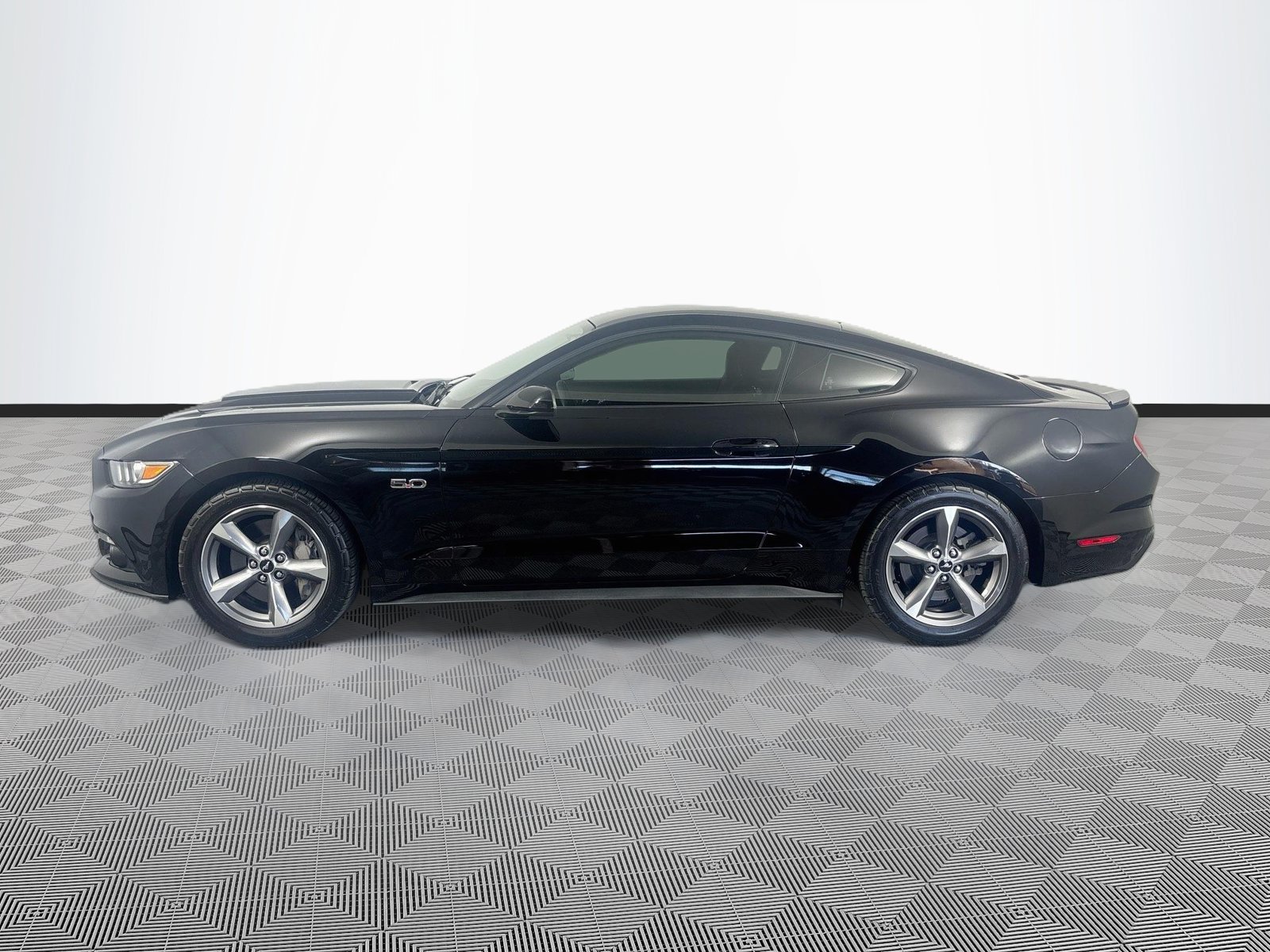 Used 2015 Ford Mustang GT RWD image 4