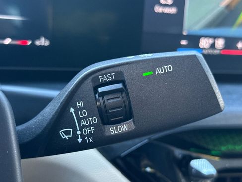 Used 2025 BMW 330i Sedan w/ Premium Package image 33