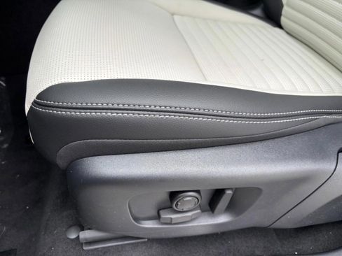 Used 2025 Land Rover Discovery Sport Dynamic SE image 38