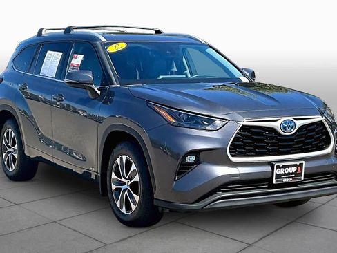 Used 2022 Toyota Highlander XLE AWD/4WD image 2