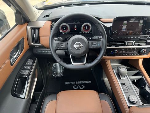 Used 2025 Nissan Pathfinder Platinum image 18