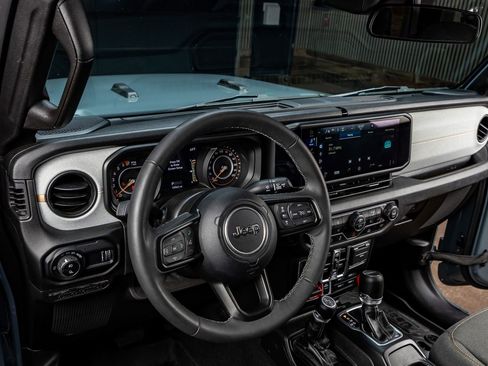 Used 2025 Jeep Gladiator Willys image 16