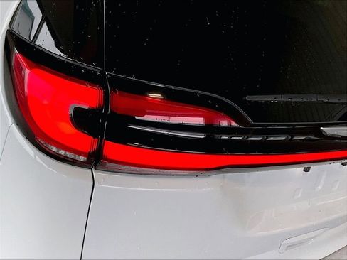 Used 2023 Chrysler Pacifica Limited image 33