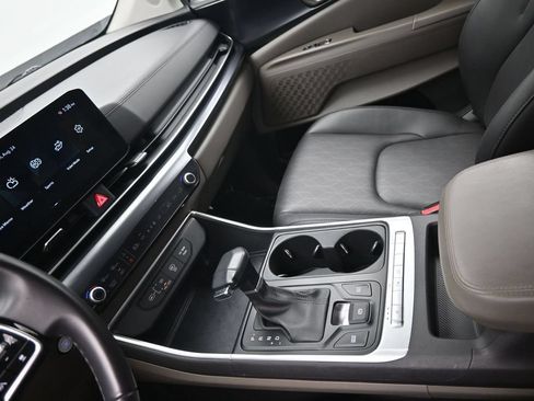 Used 2025 Kia Carnival FWD image 18