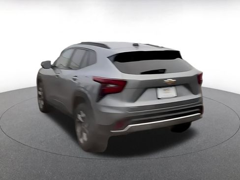 Used 2025 Chevrolet Trax LT w/ LT Convenience Package image 10