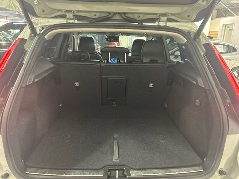 Certified 2025 Volvo XC40 B5 Plus image 26
