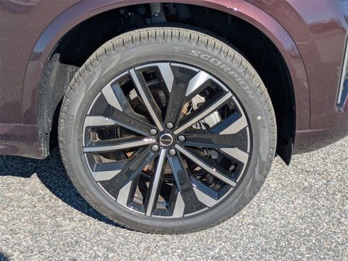 New 2025 Volvo XC90 B6 Core w/ Climate Package image 11