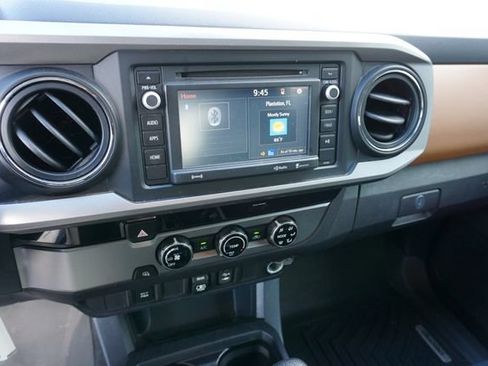 Used 2018 Toyota Tacoma SR5 RWD image 4