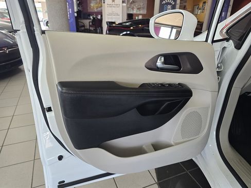 Used 2018 Chrysler Pacifica Touring Plus w/ Tire & Wheel Group image 7