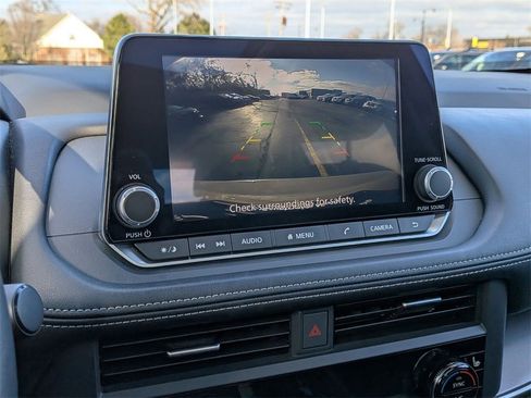 Used 2024 Nissan Rogue SV w/ SV Premium Package image 15