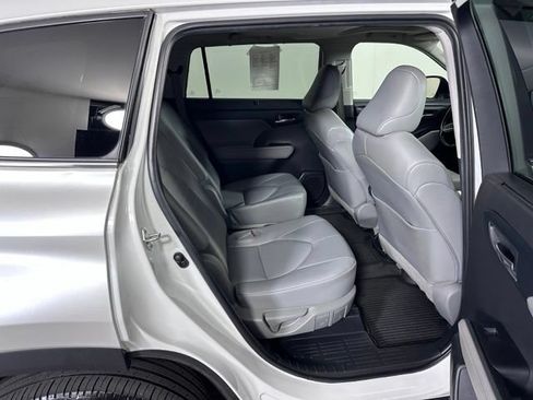 Used 2022 Toyota Highlander XLE AWD/4WD image 12