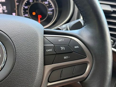 Used 2019 Jeep Cherokee Latitude Plus w/ Comfort/Convenience Group FWD image 20