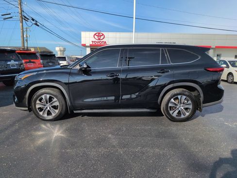 Used 2022 Toyota Highlander XLE FWD image 2