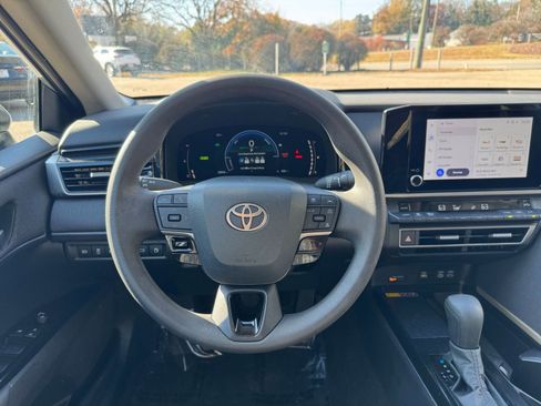 Used 2025 Toyota Camry LE image 29